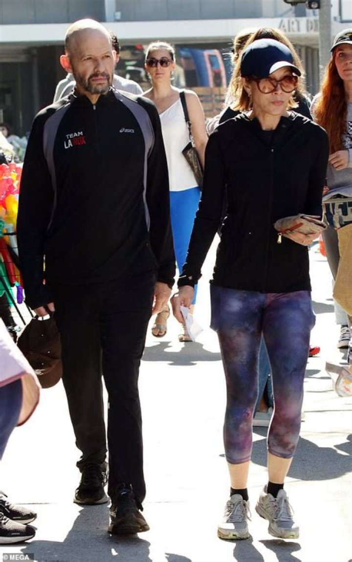 Source: Daily Mail (Jon Cryer and Lisa Joyner with Daisy )