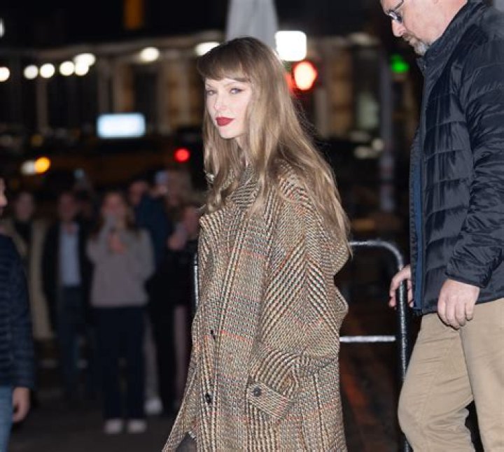 Taylor Swift wears a plaid shirt and skinny jeans while visiting her Tribeca apartment