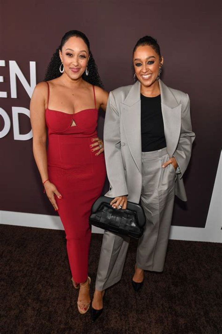 Tia and Tamera Mowry are sitting in the lap of Timothy and Darlene Mowry.
