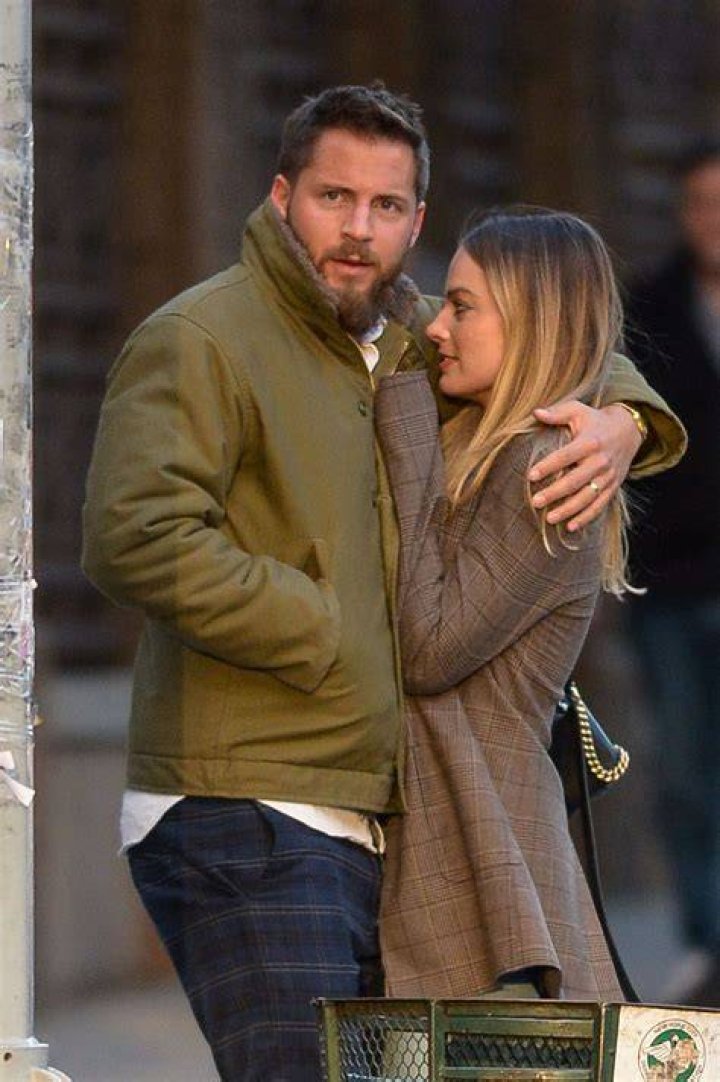 Tom and Margot kissing