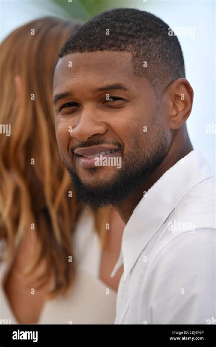 Usher Raymond IV kissing his new born daughter.