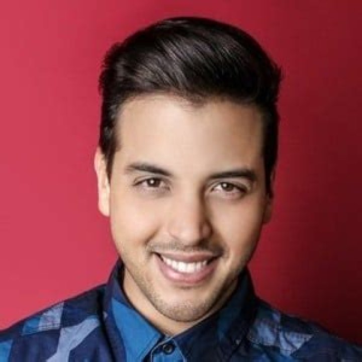 Víctor Muñoz - Age, Family, Bio