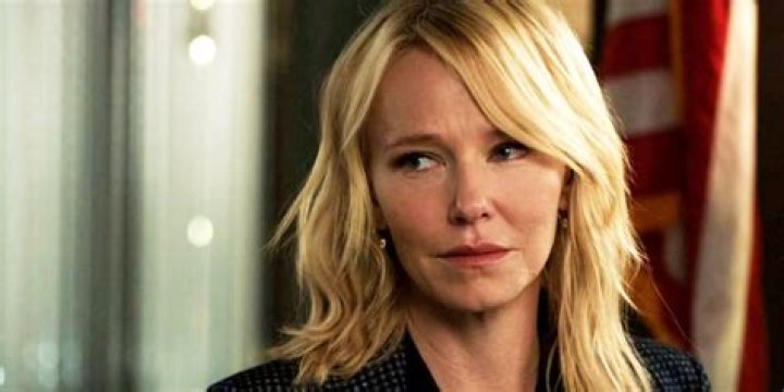 What nationality is Kelli Giddish?