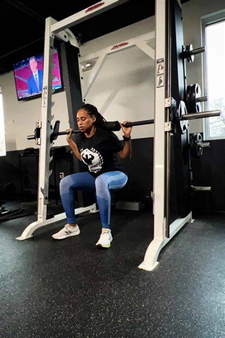Woman Dead Smith Machine Squat Video