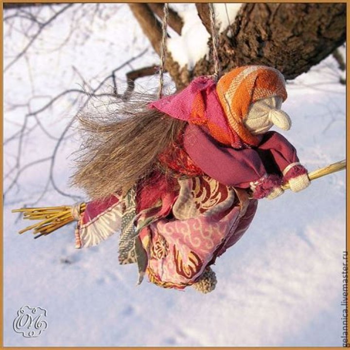 Yaga Making Dolls 