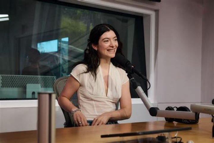 Zane Lowe photo 3